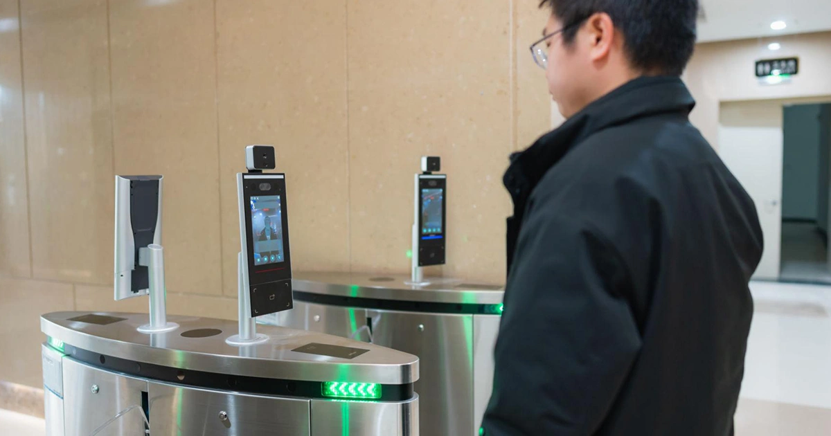 เครื่องสแกนลายนิ้วมือ/สแกนใบหน้า Access Control และเครื่องทาบบัตร Access Control